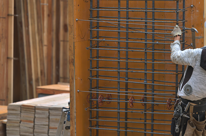 型枠の建て込みと締め固め